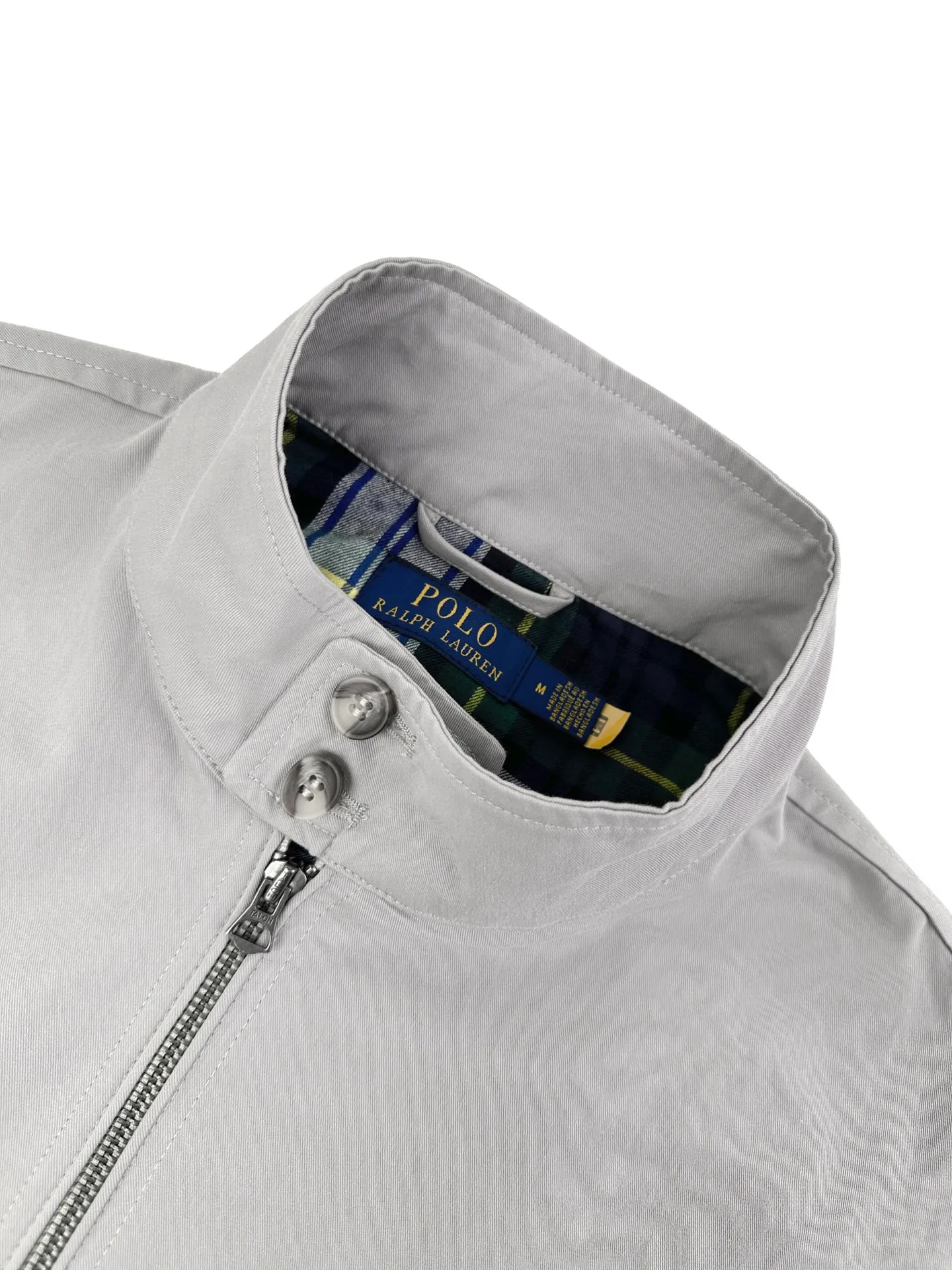 AP Ralp Lauren embroidered zipper jacket. Customized elegant cotton fine twill fabric. Soft and silky, comfortable and close to the skin. Made of matte light gray as the base. Soft and unobtrusive. Just right to show a kind of restrained elegance. Exquisite pony logo embellishments. It brings an atmosphere of freedom and vitality and injects the soul charm of the brand. Simple and smooth lines outline a tall and straight figure. A unique and charming fashion masterpiece emerges. Process 1: Use imported machine embroidery process. Use advanced computer control system and precision mechanical components to realize the iconic pony embroidery operation with high precision and smooth and delicate lines. Process 2: Template machine bag opening. The preset template guides the position, shape and size of the bag opening. The accuracy ensures the quality of the bag opening effect. Process 3: Infrared positioning cutting bed uses infrared emitters and infrared receivers to achieve precise positioning of materials. The accuracy can reach the micron level, thereby meeting the effect of high-precision cutting of plaid alignment. Process 4: The fabrics are fermented and washed. Better feel and texture, not easy to deform, not easy to shrink, not easy to fade, maintain long-term beauty Accessories: Customized 1:1 Ralph Lauren horn buckle Customized 1:1 Ralph Lauren zipper Customized 1:1 Genuine Leather lanyard Customized 1:1 Ralph Lauren trademark Version: Loose version Size: S M L XL Style number: 25272